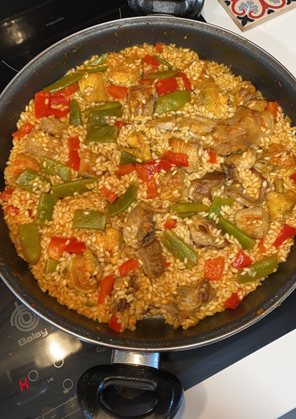 Una foto de Paella de carne