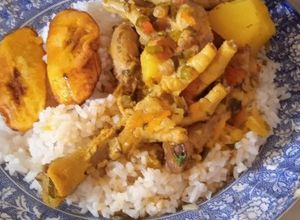 Una foto de Paticas de pollo con papas y tajadas maduras almuerzo costeño 💯