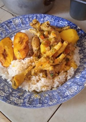 Una foto de Paticas de pollo con papas y tajadas maduras almuerzo costeño 💯