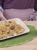 Quinoasalat mit nativem Olivenöl extra angemacht