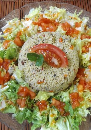 Una foto de Ensalada de tabule con escarola