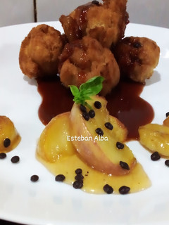 Una foto de Buñuelos de manzana y bananas