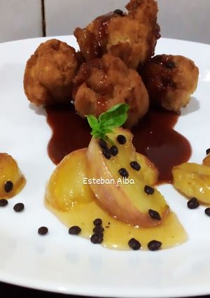 Una foto de Buñuelos de manzana y bananas