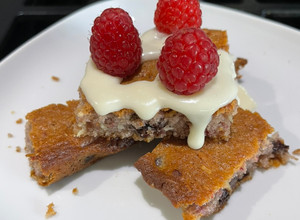 Una foto de BROWNIES DE FRAMBUESA, CHOCOLATE Y COCO