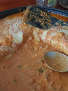 Una foto de Crepe de verduras y salsa rosa