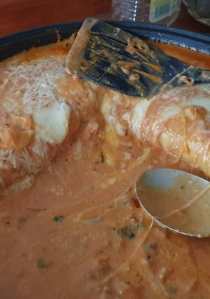 Una foto de Crepe de verduras y salsa rosa