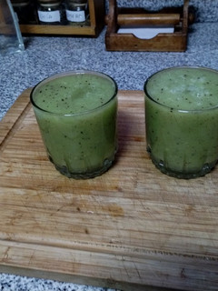 Una foto de Zumo de kiwi 🥝 y pepino 🥒
