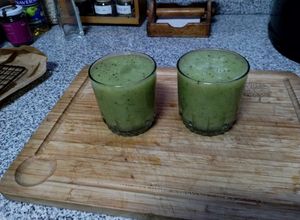 Una foto de Zumo de kiwi 🥝 y pepino 🥒