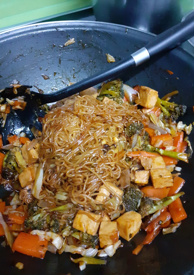Una foto de Fideos orientales agridulces con tofu