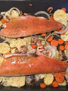 Una foto de Trucha con verduras al horno 👩🏻🍳