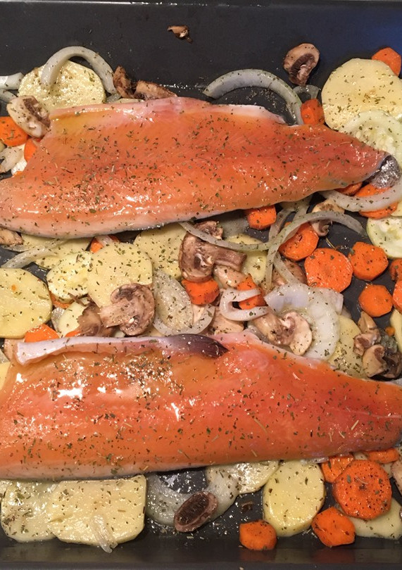 Una foto de Trucha con verduras al horno 👩🏻‍🍳