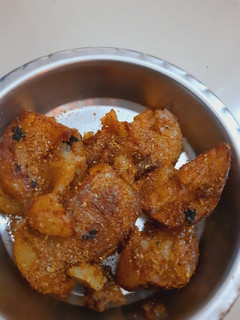 आलू टूक (aloo tuk recipe in marathi) रेसिपी चे मुख्य फोटो