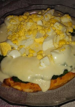 Una foto de Pizza con salsa de espinaca