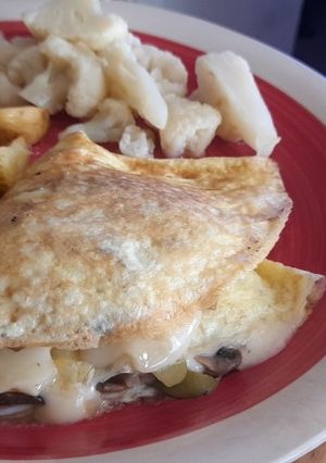 Una foto de Omelette de champiñones y aceitunas