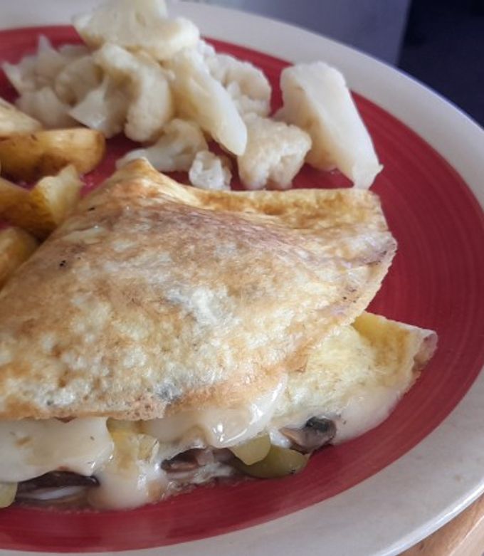 Una foto de Omelette de champiñones y aceitunas