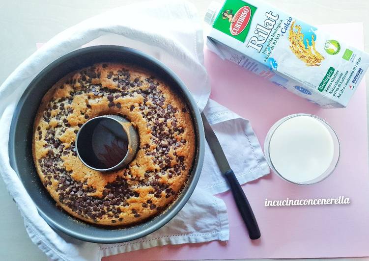 Ciambella al latte di riso e gocce di cioccolato fondente