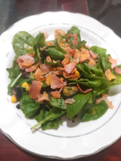 Una foto de Ensalada de espinacas con tocino estilo Anto