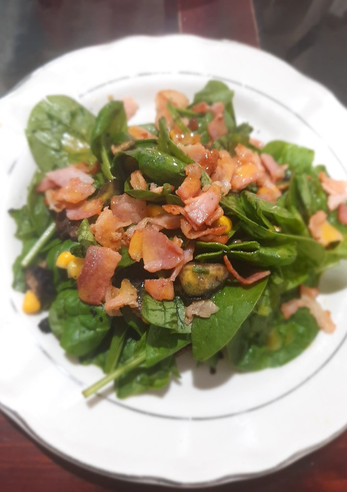 Una foto de Ensalada de espinacas con tocino estilo Anto