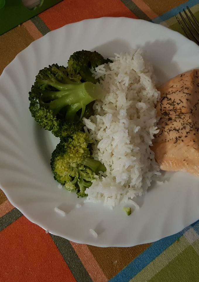 Una foto de Salmón con brócoli y arroz en Monsieur cuisine connect