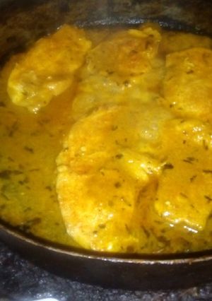 Una foto de Pollo con crema de café al ron y curry