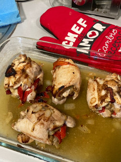 Una foto de Contramuslos de pollo deshuesados rellenos y al horno