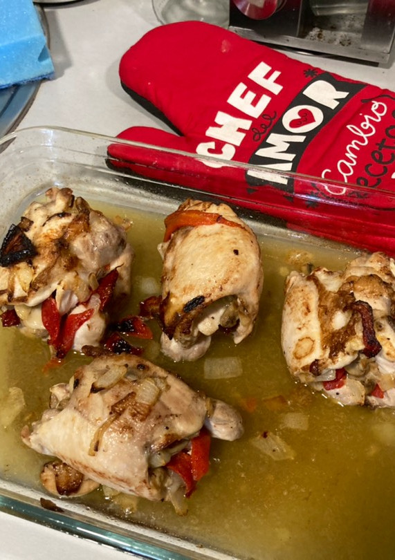 Una foto de Contramuslos de pollo deshuesados rellenos y al horno
