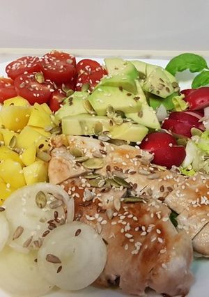 O poză a rețetei Salată cu piept de pui la grătar, mango și avocado.