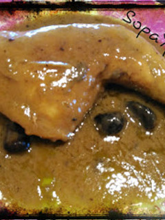 Una foto de Pollo en salsa de ajo negro y salvia