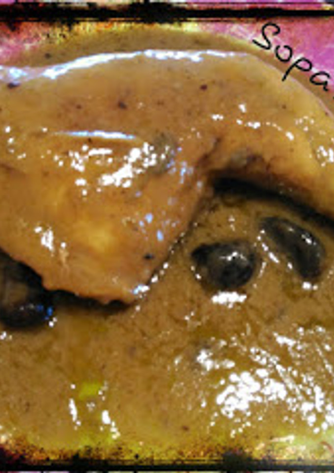 Una foto de Pollo en salsa de ajo negro y salvia