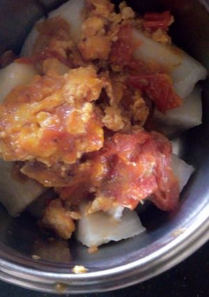 A picture of White yam and Egg sauce.