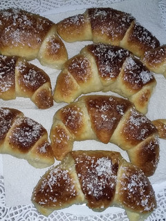 Una foto de Medialunas rellenas de dulce de leche. Súper fáciles y Exquisita