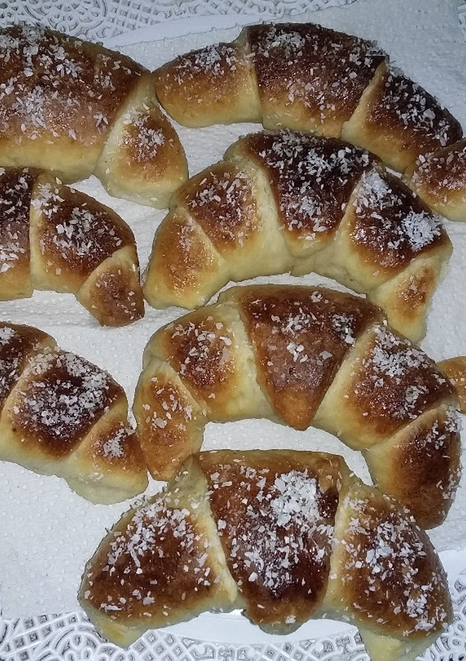 Una foto de Medialunas rellenas de dulce de leche. Súper fáciles y Exquisita