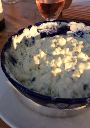 Une photo de Tzatziki de courgettes crues