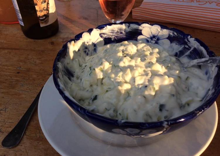 La façon simple de faire des recettes Tzatziki de courgettes crues à la maison