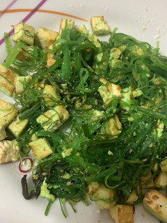 Una foto de Algas wakame con tofu