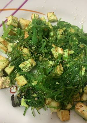 Una foto de Algas wakame con tofu