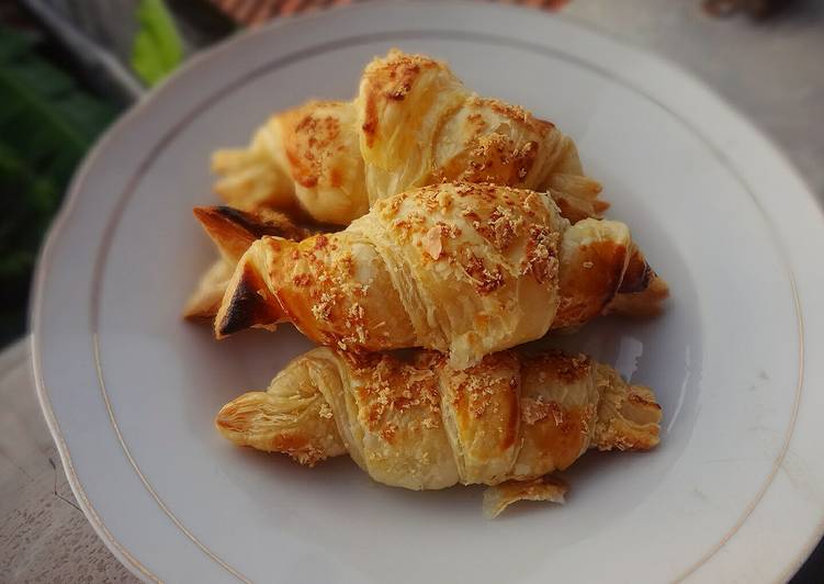 Croissant pastry keju