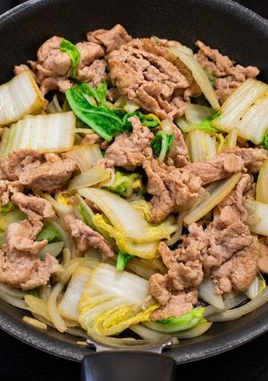 Hình của món Thịt Heo Xào Cải Thảo (Hakusai).