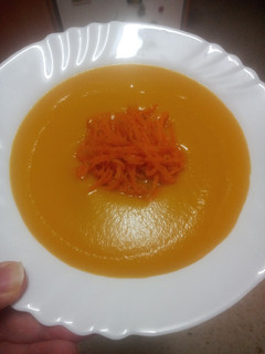 Una foto de Crema de calabaza, zanahoria y garbanzos con espaguetis de zanahoria
