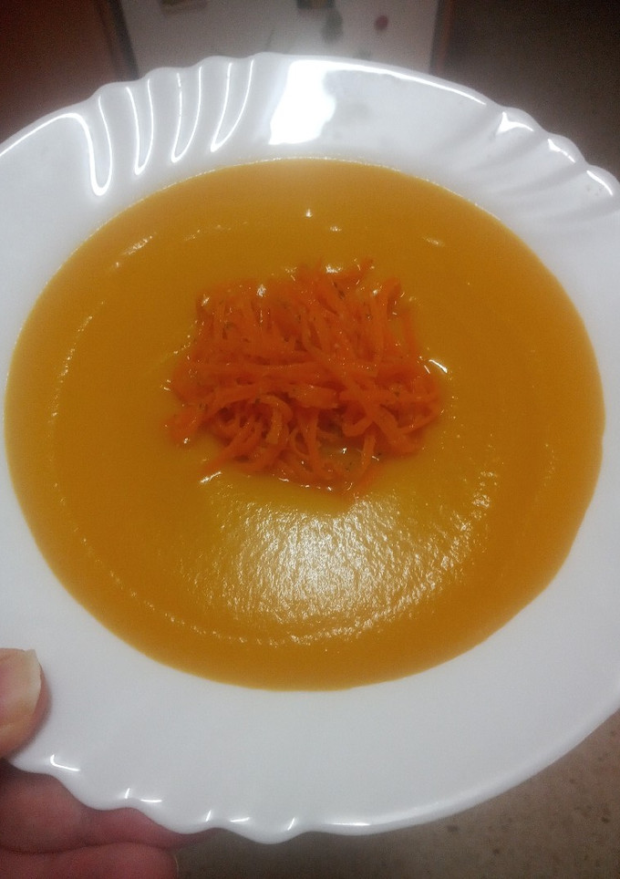 Una foto de Crema de calabaza, zanahoria y garbanzos con espaguetis de zanahoria