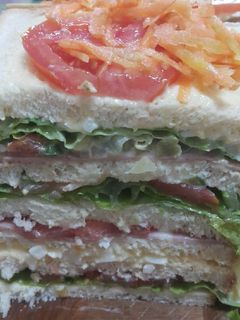 Una foto de Sándwich gigante receta de mi gran amor mi papá 😍😋😍