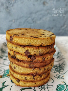 Una foto de Galletas de coco y chispas de chocolate sin TAC