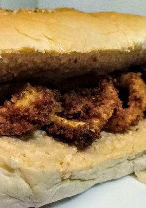 Una foto de BOCADILLO 🥖De Anillos de Calamar a la Romana con Mozzarella.😋