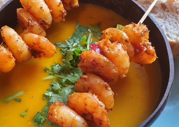 Abenteuerliche Kürbissuppe mit feurigen Garnelenspießen