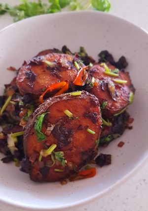 A picture of Spanish Mackerel in Spicy Black Beans.