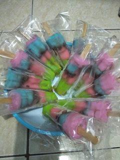 Foto resep 🍻Es lolipop rainbow..bahan murah meriah... 😊😊🍻🍻