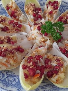 Una foto de Ensalada de endivias con granada y almendras