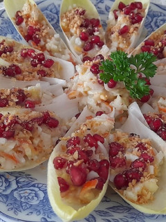 Una foto de Ensalada de endivias con granada y almendras