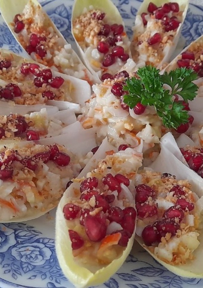 Una foto de Ensalada de endivias con granada y almendras