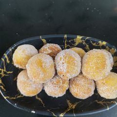 A picture of Donut Holes (no yeast) balls.
